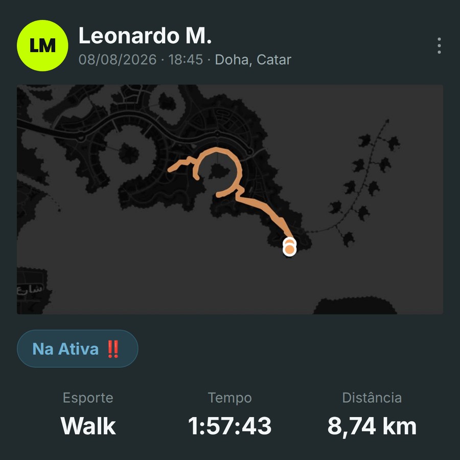 Card de atividade no app da Mouvy: caminhada de 8,74 km em Doha, Catar, importada do Strava. Nome anonimizado.