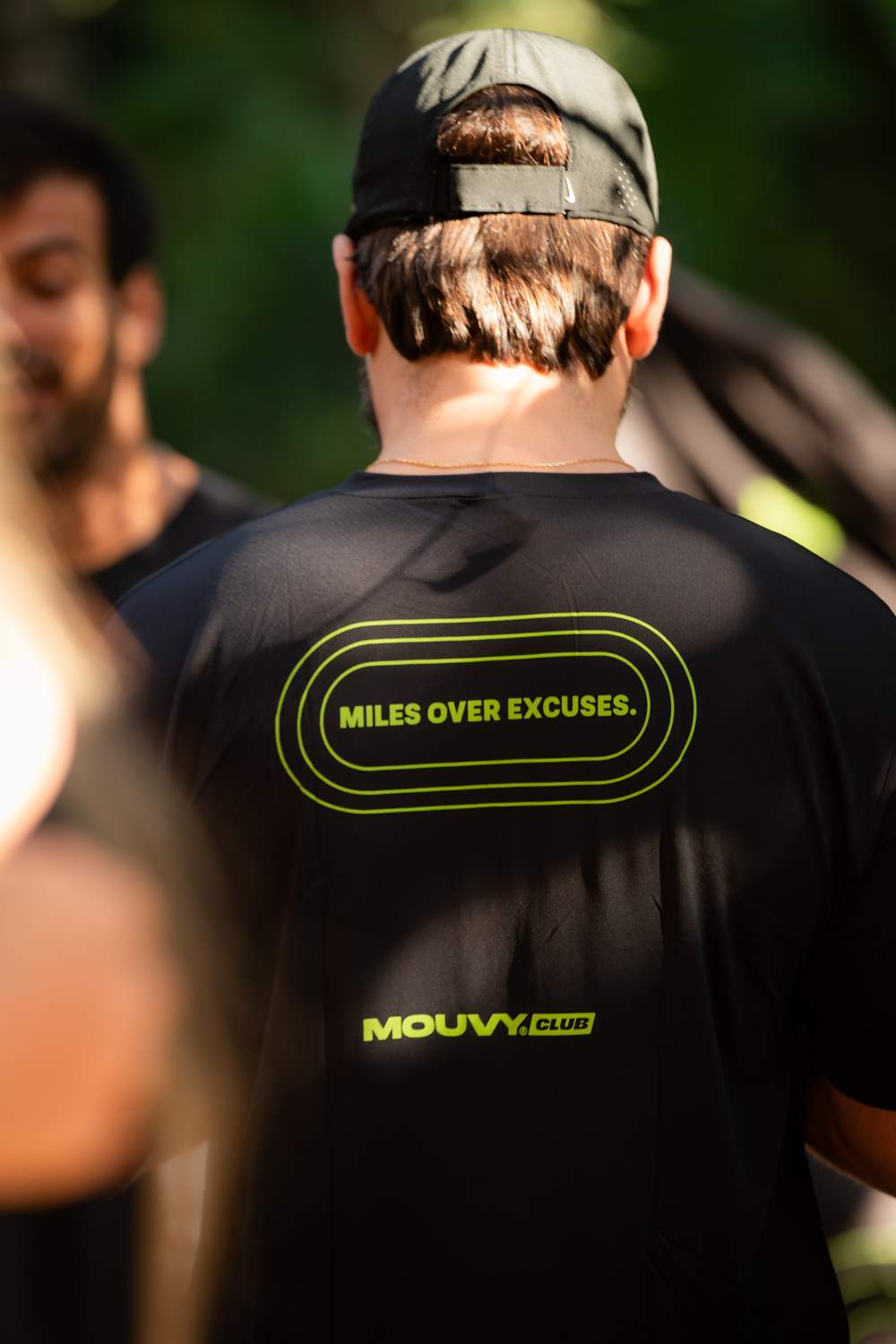 Camiseta Mouvy com a frase Miles Over Excuses