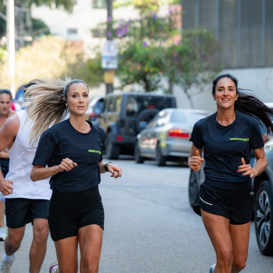 Duas atletas do Mouvy Club correndo lado a lado em treino de rua